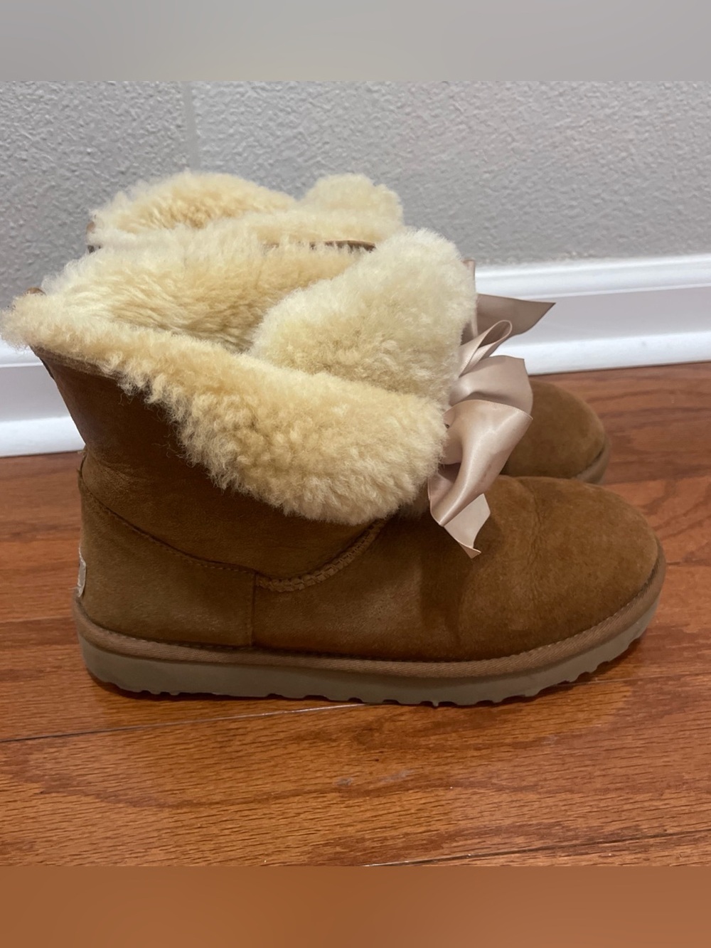 UGG Gita Bow Ribbon Lace Up Front Sheepskin Boots Womens Tan Brown Shoes Sz 9